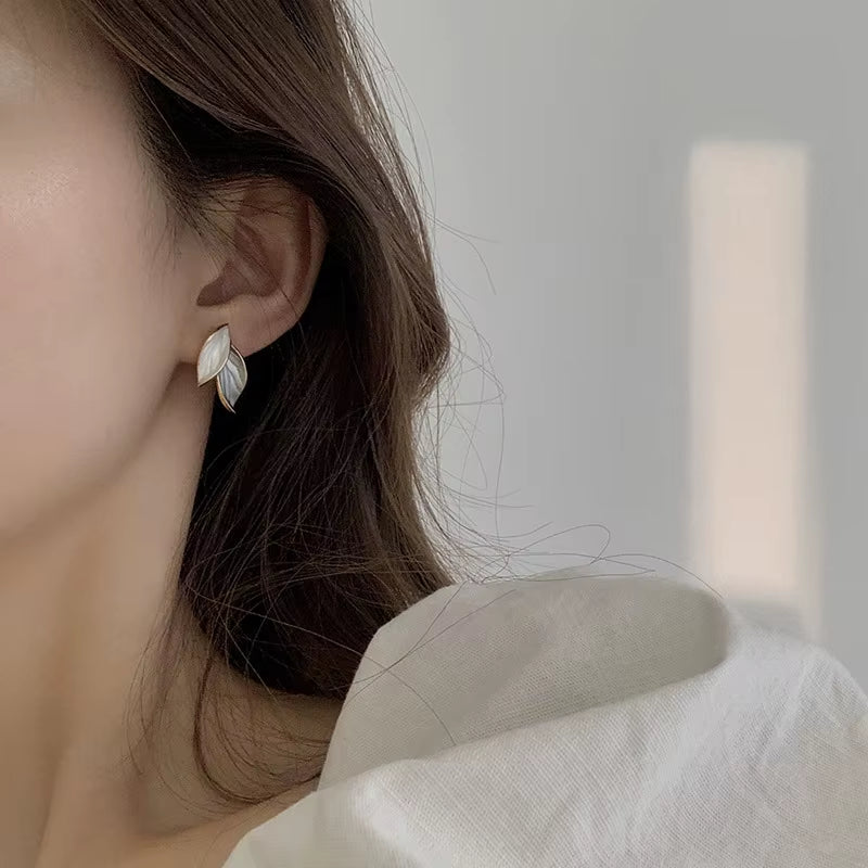 Sweet Leaf Stud Earrings for Women Fresh Blue and White Plant Ear Stud Exquisite Metal Style Earrings Elegant Jewelry Gift D